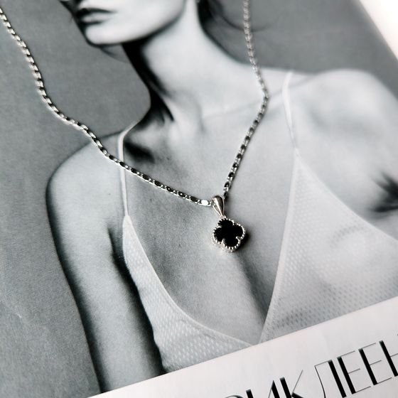 Срібна підвіска з оніксом