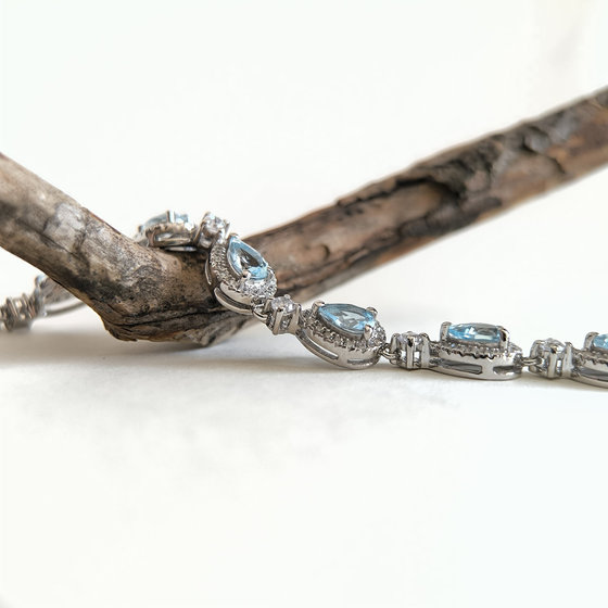 Silver bracelet with 7.97ct topaz