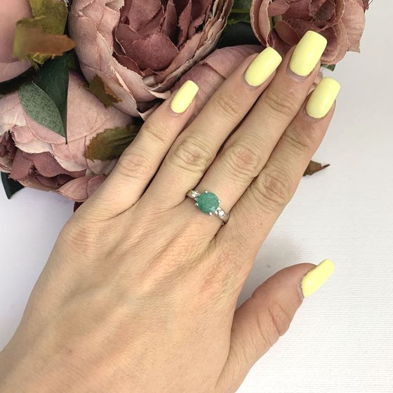Silver ring with a 1.79-carat emerald