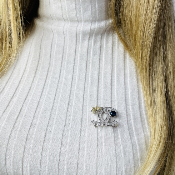 Silver brooch with pearls, fianites