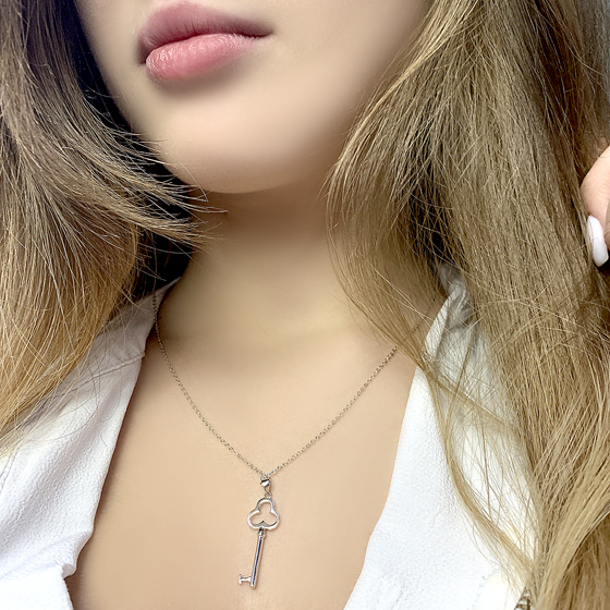 Серебряное колье без камней