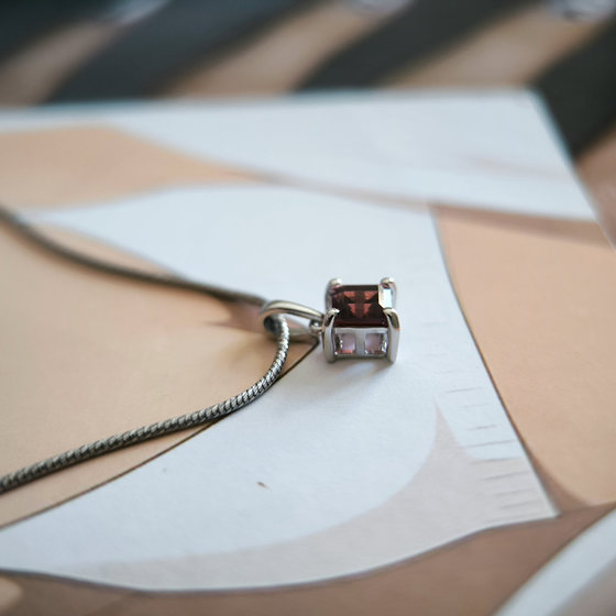 Silver pendant with 0.85ct garnet