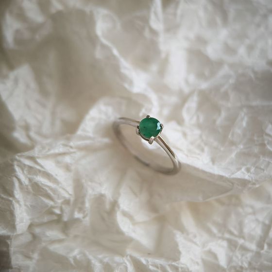 Срібна каблучка зі смарагдом 0,381 карата