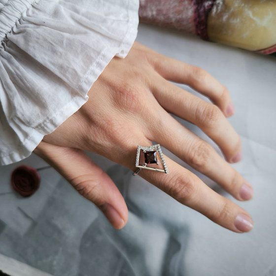 Срібна каблучка з гранатом 1.555ct