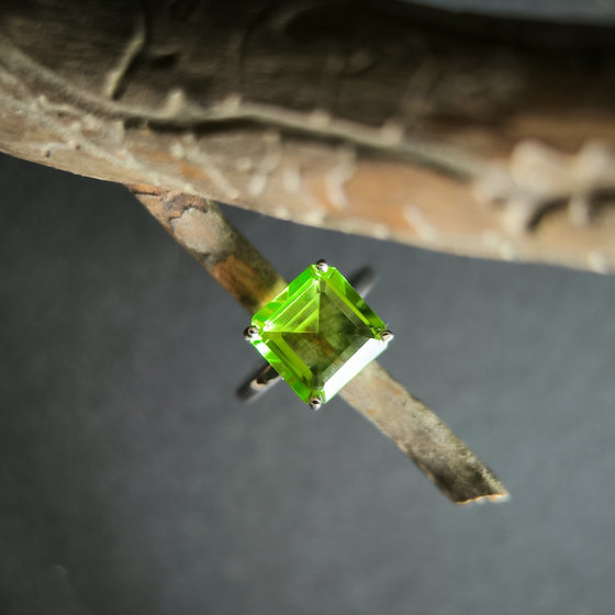 Серебряное кольцо с хризолітом 4.252ct