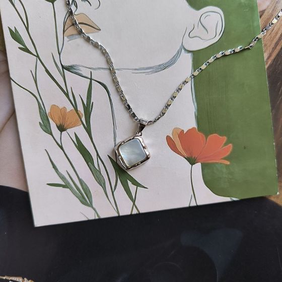 Silver pendant with mother-of-pearl