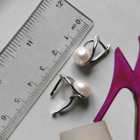 Silver earrings with pearls