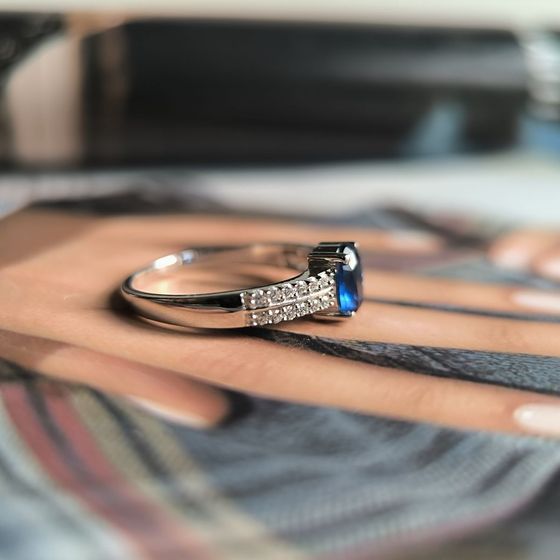 Серебряное кольцо с сапфиром nano 0.92ct, фианитами