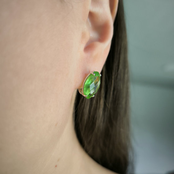 Silver earrings with chrysolite (9.726 ct)