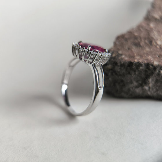 Срібна каблучка з рубіном, фіанітами