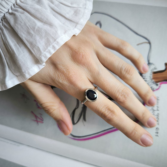 Silver ring with sapphire 2.963ct