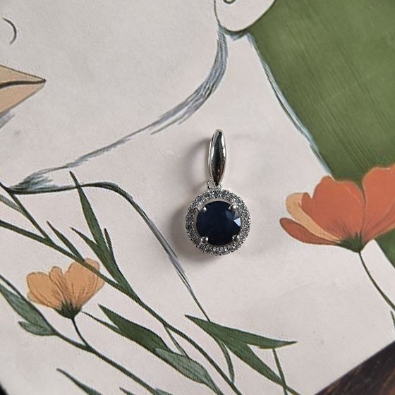 Срібна підвіска з сапфіром 2.995ct, фіанітами