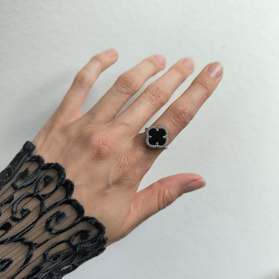 Серебряное кольцо с ониксом, фианитами