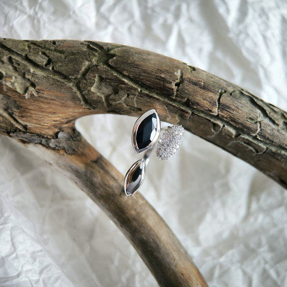 Silver ring with 1.73ct sapphire and cubic zirconia