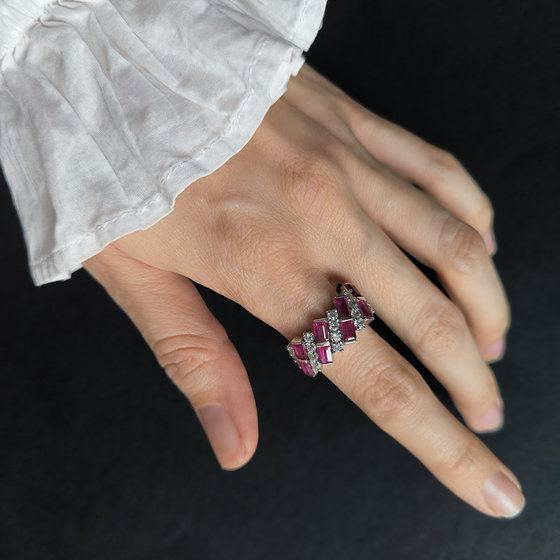 Срібна каблучка з рубіном 5.59ct, фіанітами