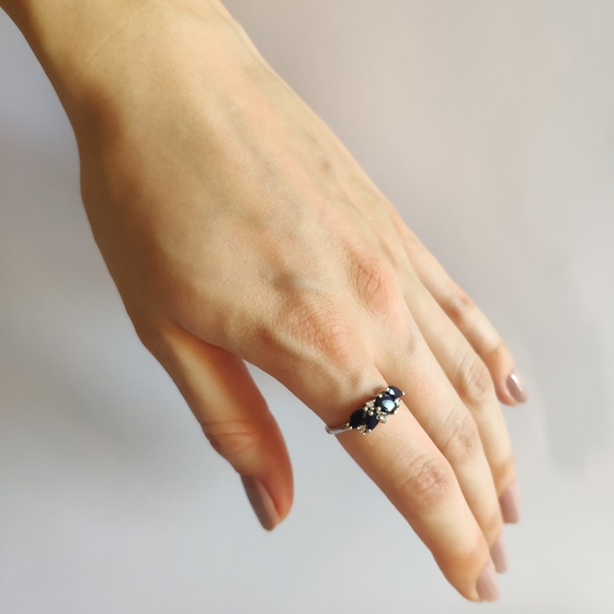Серебряное кольцо с сапфиром 1.814ct, фианитами