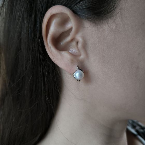 Silver earrings with pearls