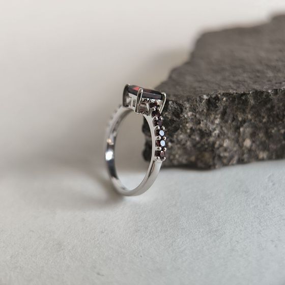 Срібна каблучка з гранатом 2.058ct