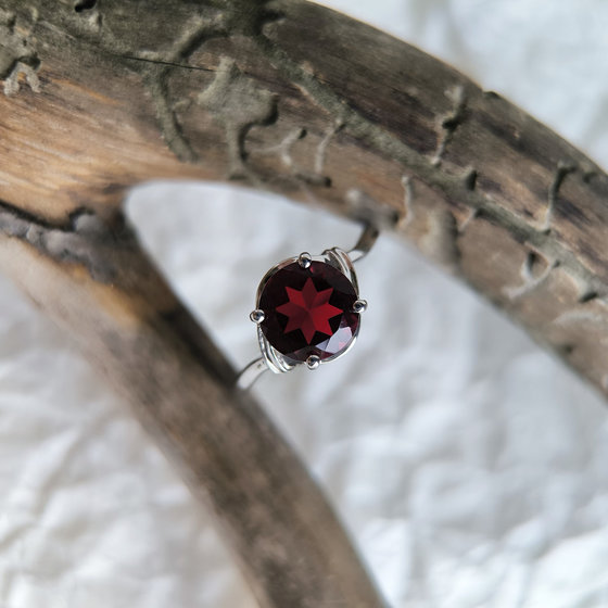 Silver ring with garnet nano