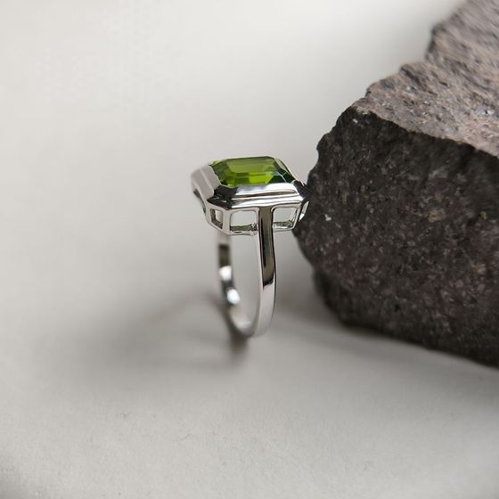 Серебряное кольцо с хризолітом 2.85ct