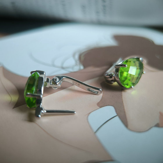 Серебряные серьги с хризолітом 6.196ct