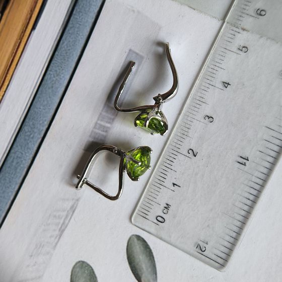 Silver earrings with chrysolite