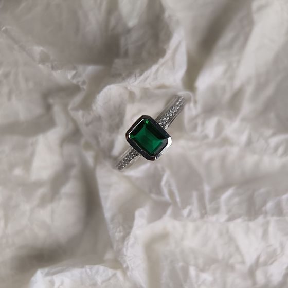 Silver ring with emerald nano