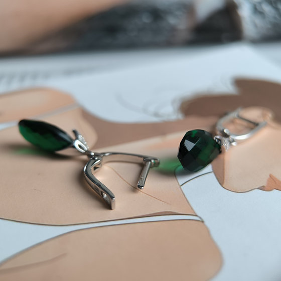 Срібні сережки зі смарагдом nano 8,965 карата