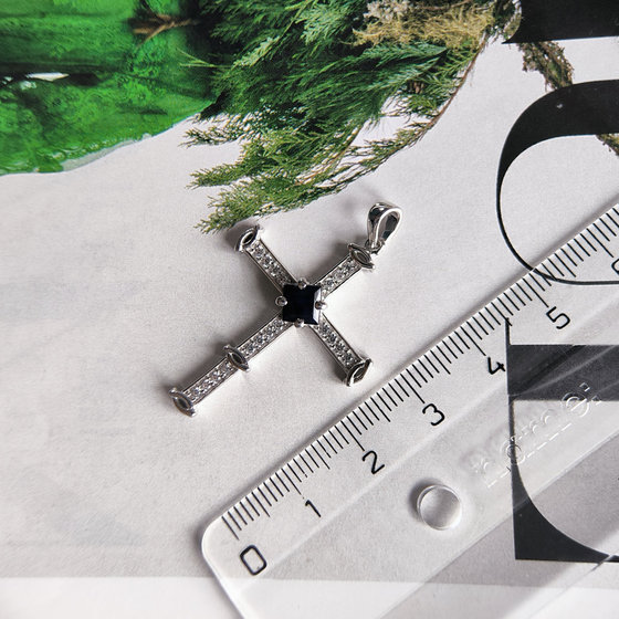 Срібний хрестик з сапфіром 1,334 карата, фіанітами