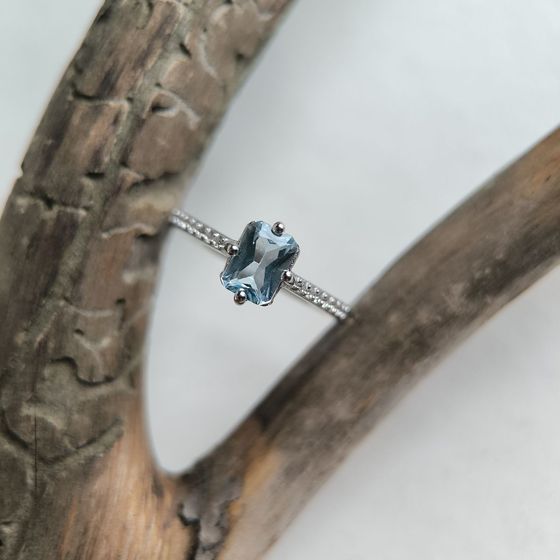 Срібна каблучка з топазом 1.402ct, фіанітами
