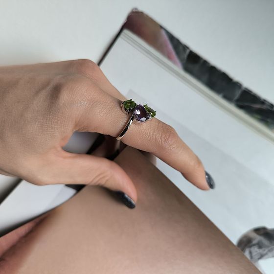 Серебряное кольцо с аметистом, хризолітом