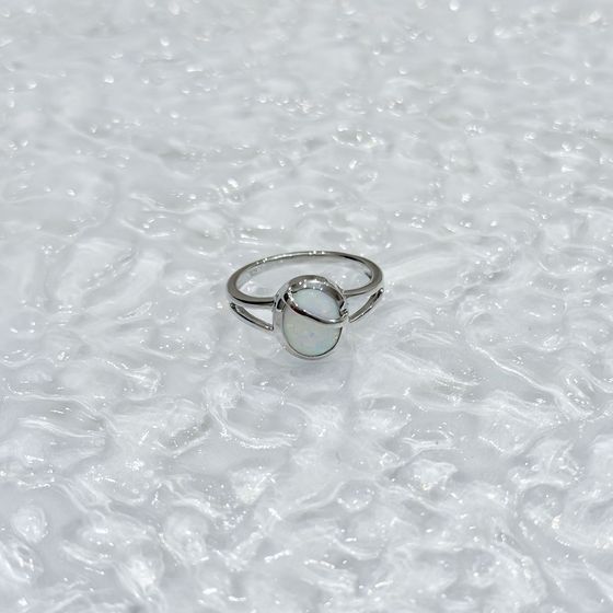 Silver ring with a 0.945-carat opal