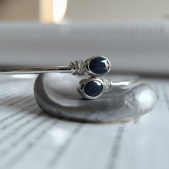Silver bracelet with 3.171ct sapphire and cubic zirconia