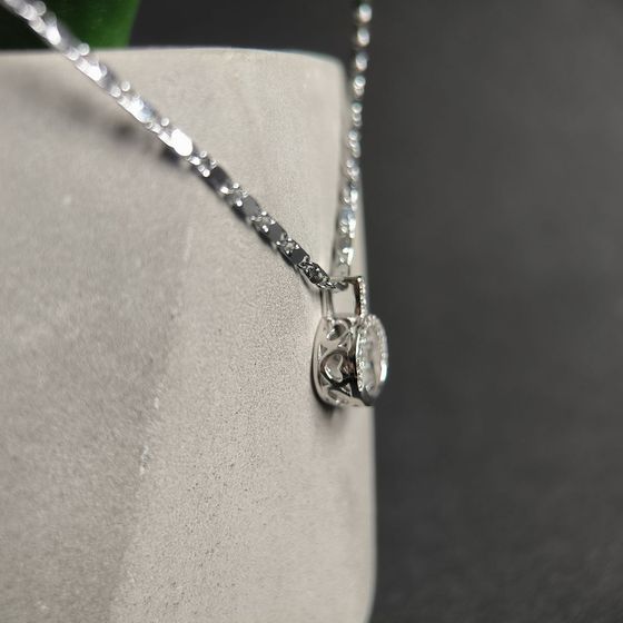 Silver pendant with phianites