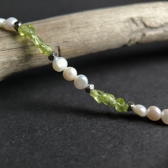 Срібний браслет з хризолітом, перлами бароковими