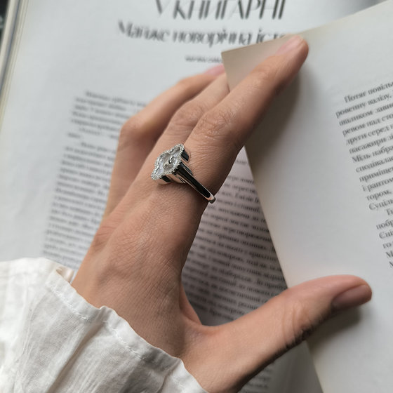 Silver ring with cubic zirconia and mother-of-pearl