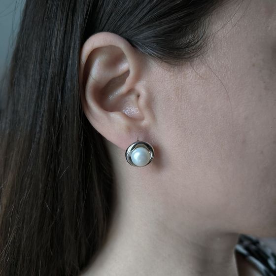 Silver earrings with pearls