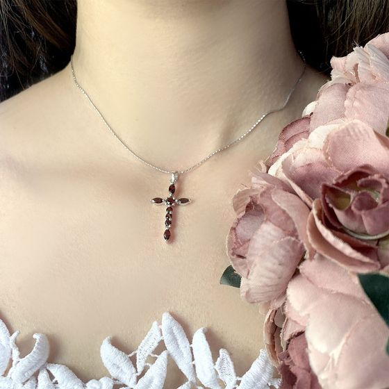 Sterling silver cross with garnet 2.008ct
