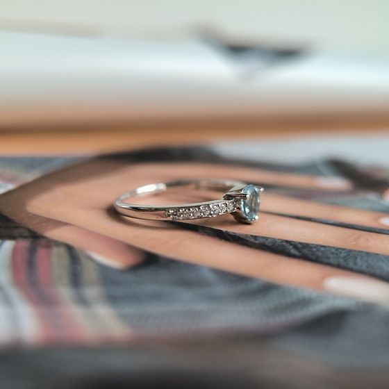 Срібна каблучка з топазом 0.749ct, фіанітами