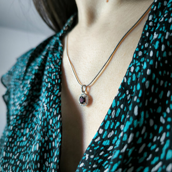 Срібна підвіска з гранатом 1,233 карата