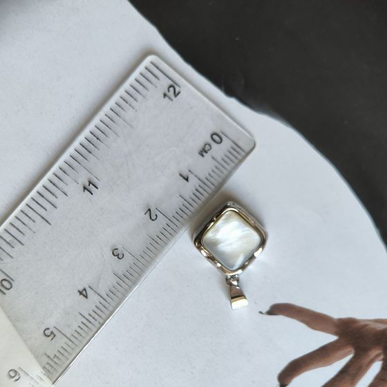 Silver pendant with mother-of-pearl