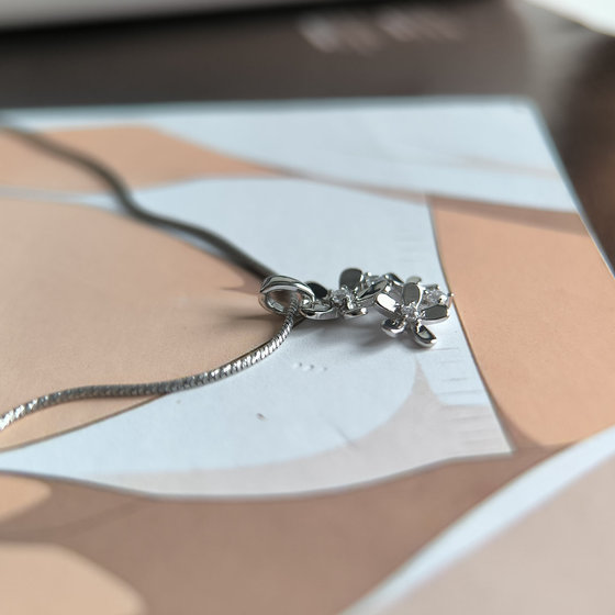 Silver pendant with cubic zirconia