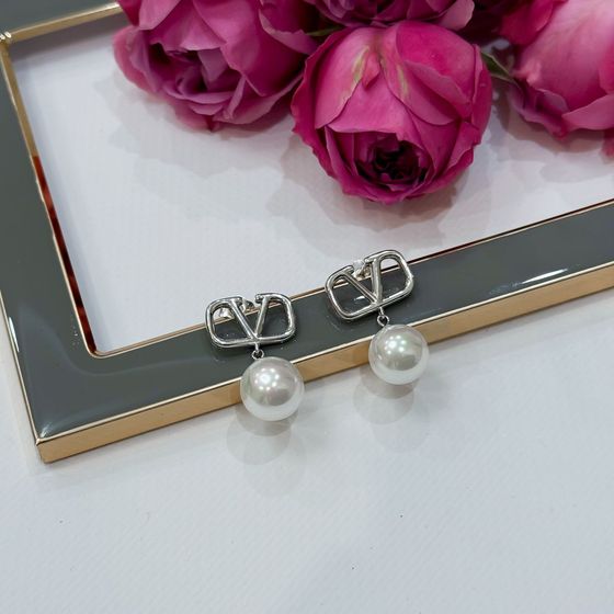 Silver earrings with pearls