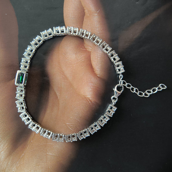 Silver bracelet with emerald nano 9.533ct