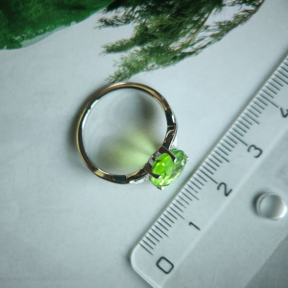 Серебряное кольцо с хризолітом 3.095ct