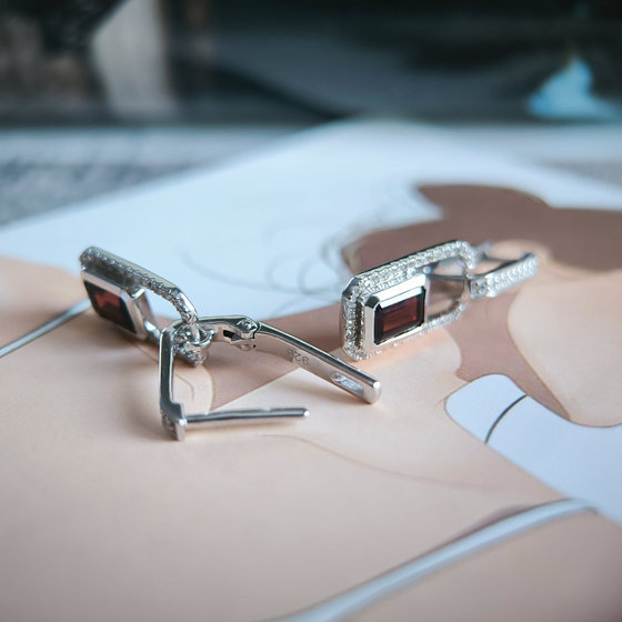 Срібні сережки з гранатом 3,397 карата