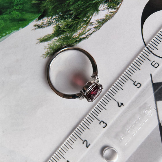 Silver ring with garnet nano