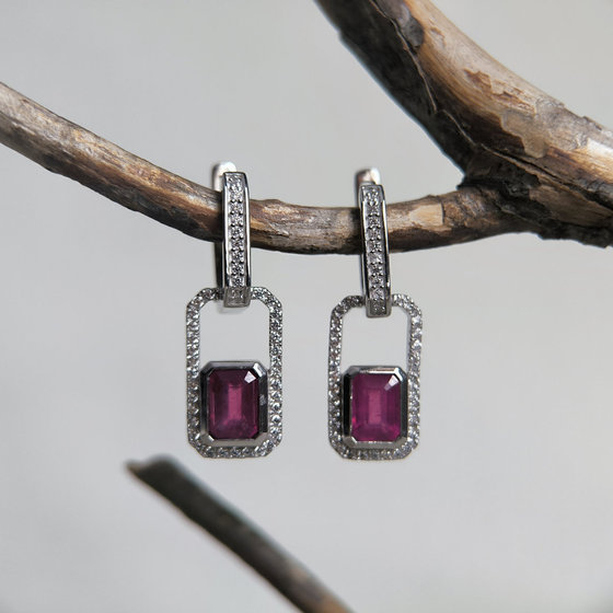 Срібні сережки з рубіном 3.626ct, фіанітами