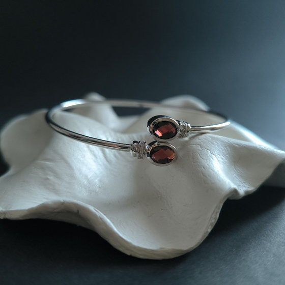 Silver bracelet with garnet 2.862ct, cubic zirconia