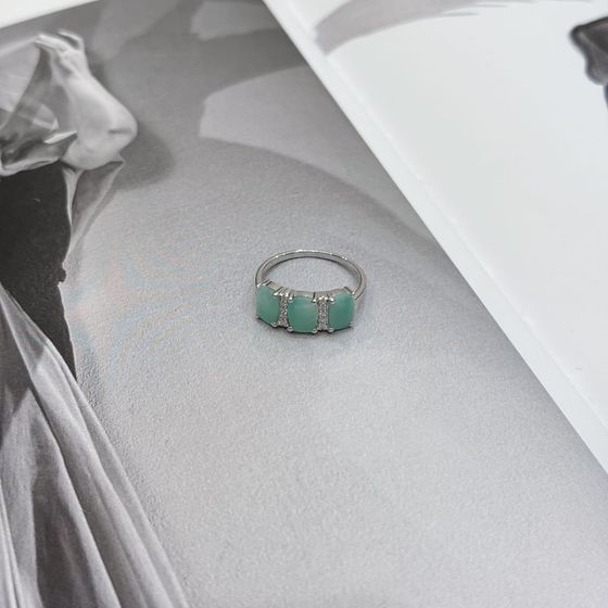 Срібна каблучка зі смарагдом, фіанітами